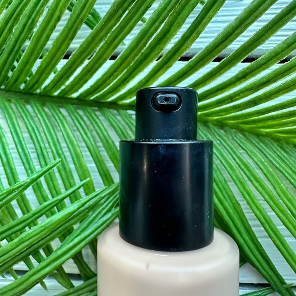 NIB Bobbi Brown Skin Long-Wear Weightless Foundation SPF 15 in Cool Sand 2.25 - Picture 6 of 7